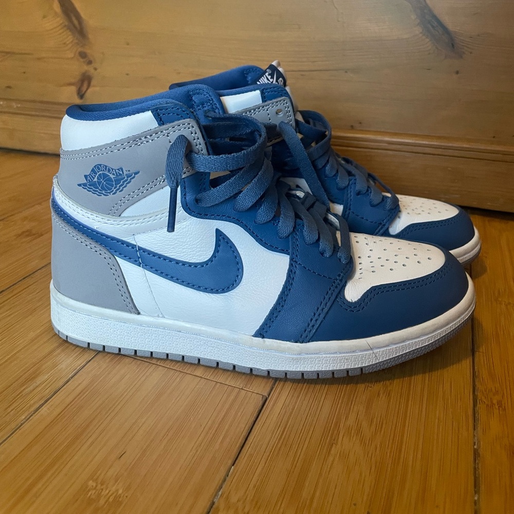 Brand new Air Jordan Retro High OG 1
Blue/Gray/White
Size 4, women’s 5.5